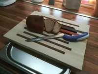 Brotschneidbrett, aus Ahorn, Räuchereiche, Padouk, Movingue und Krümelfach