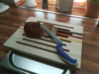 Brotschneidbrett, aus Ahorn, Räuchereiche, Padouk, Movingue und Krümelfach