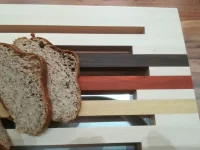 Brotschneidbrett, aus Ahorn, Räuchereiche, Padouk, Movingue und Krümelfach