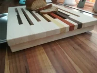 Brotschneidbrett, aus Ahorn, Räuchereiche, Padouk, Movingue und Krümelfach