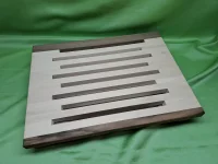 Brotschneidbrett aus Ahorn und Nussbaum mit...