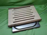 Brotschneidbrett aus Ahorn und Nussbaum mit...